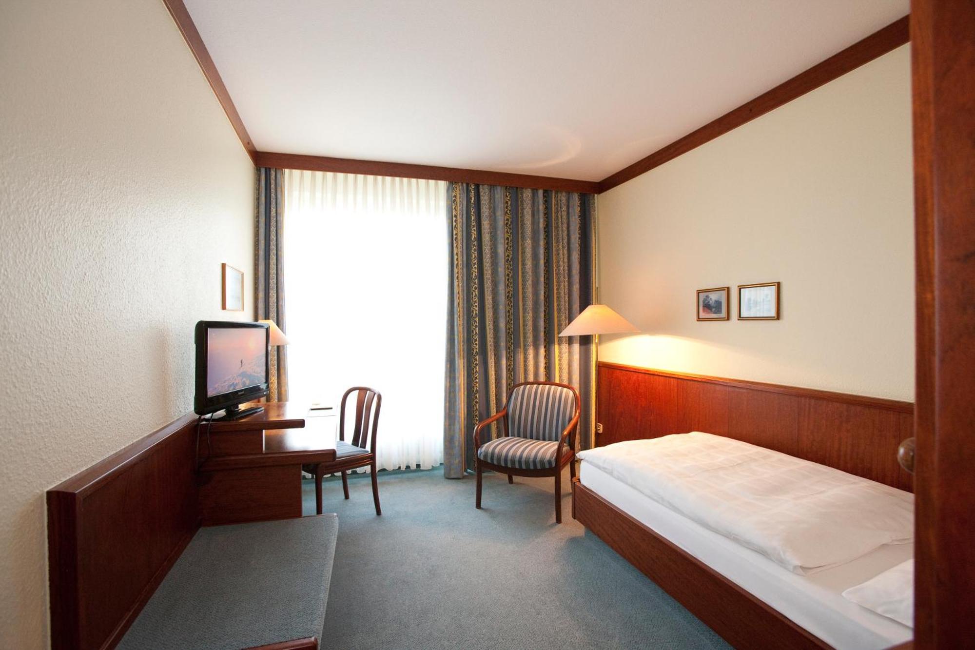 Leine Hotel Pattensen Extérieur photo