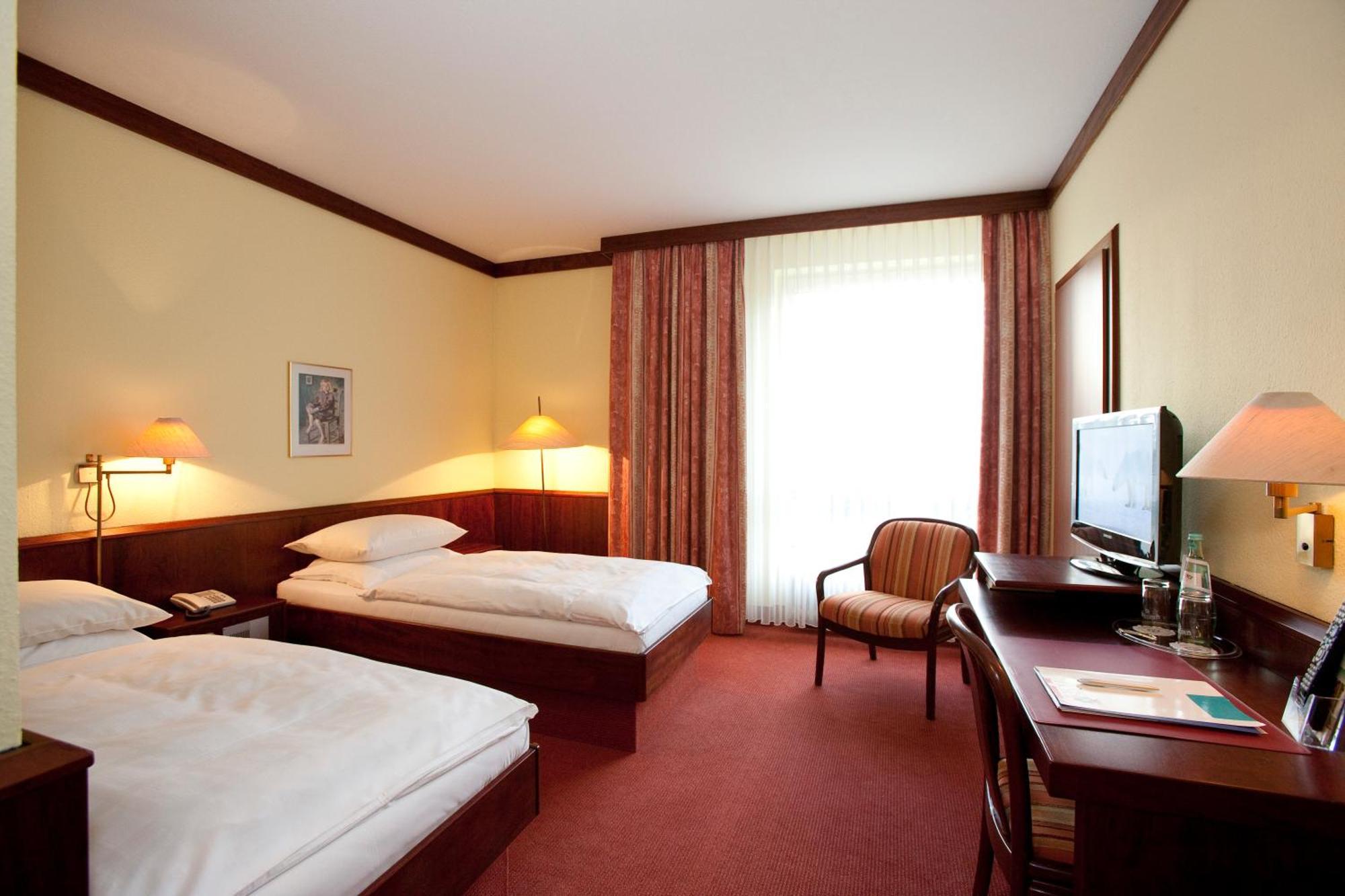 Leine Hotel Pattensen Extérieur photo
